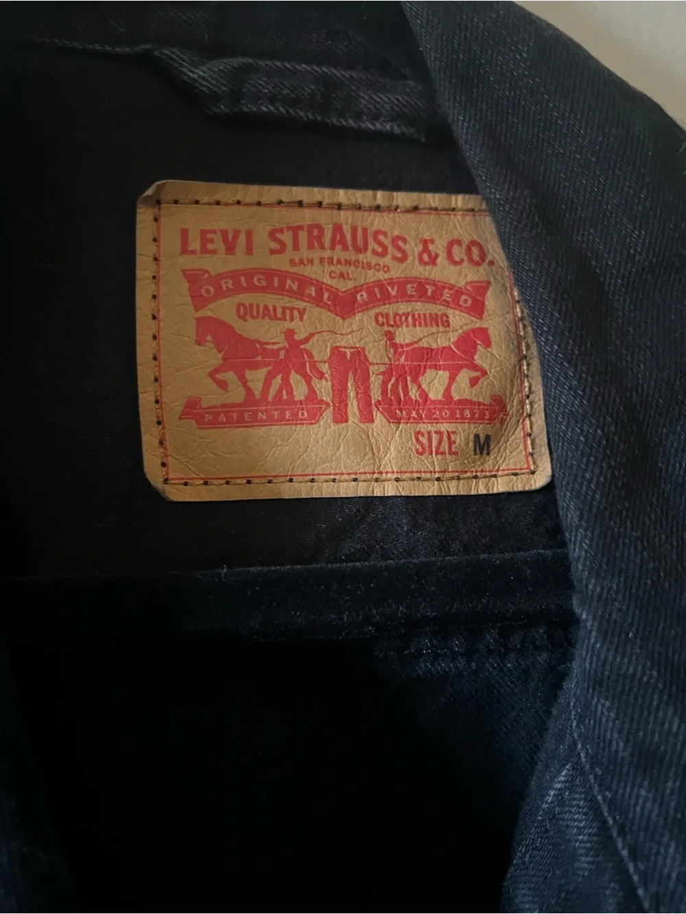 Levi's Men's Dark Black Denim Jacket - Picture 2 of 3